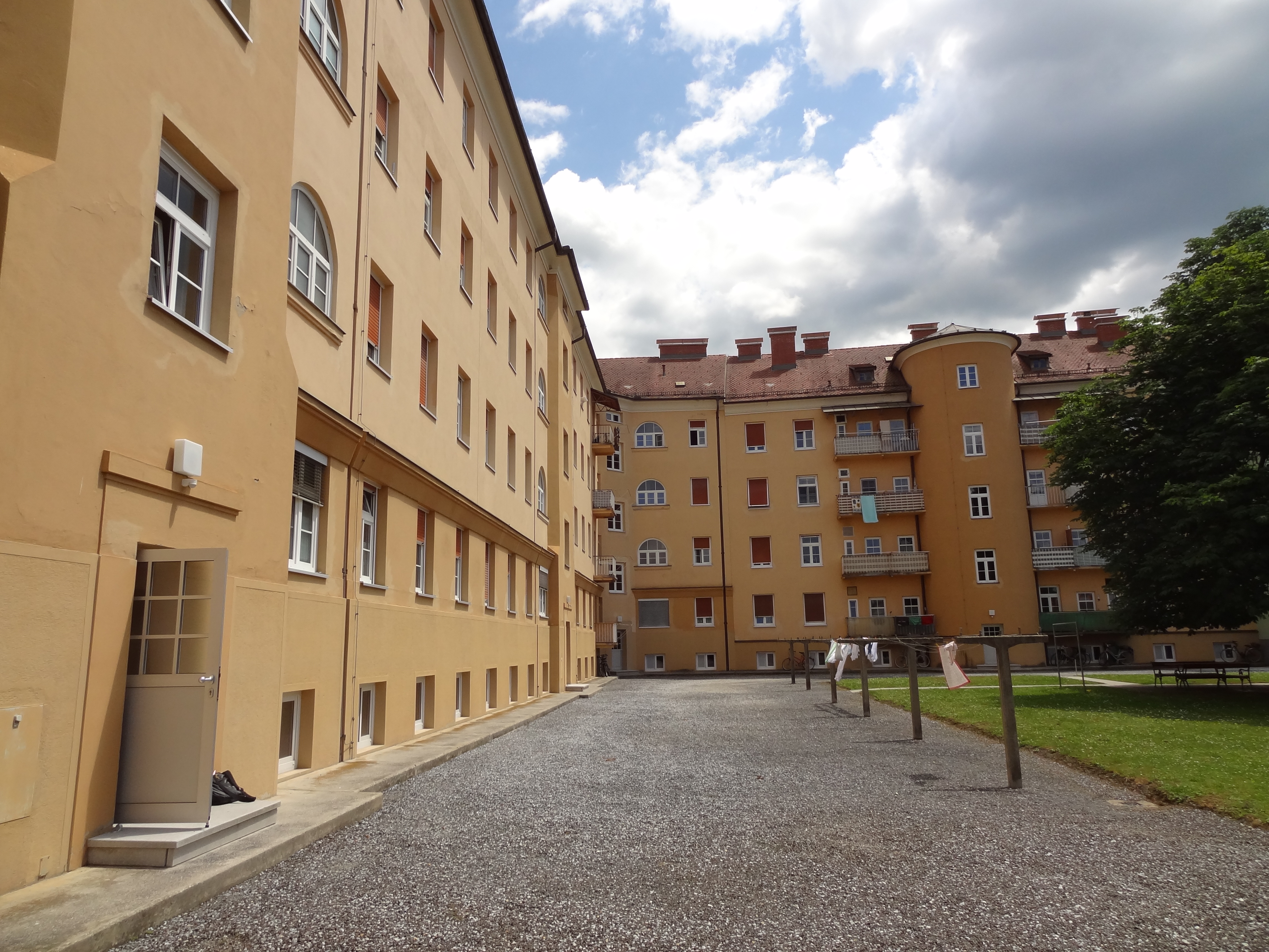 Pestalozzistraße: 1-Zimmer-Altbauwohnung